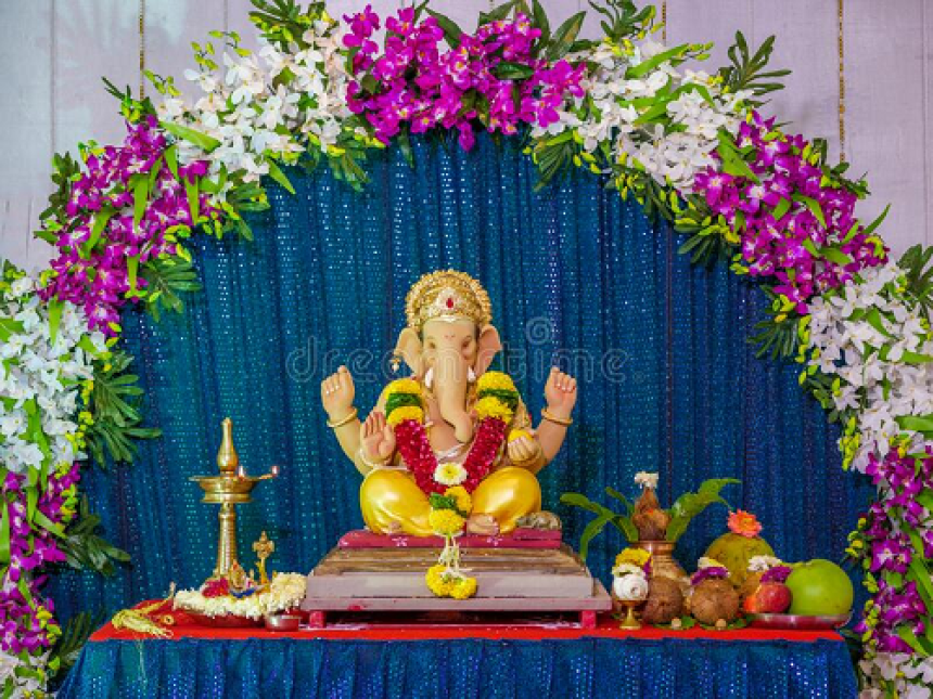 ganesh-decoration-idea-with-orchid-plants